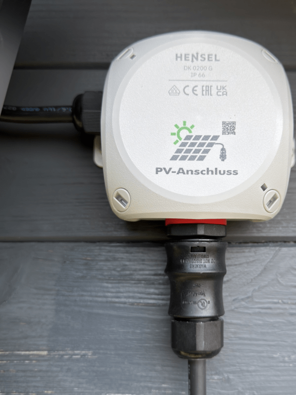 Hensel Einspeisesteckdose Montiert an Gartenhütte, Stecker unten